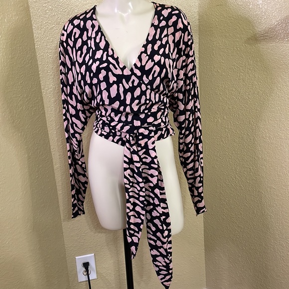 Diane Von Furstenberg wrapped around blouse - Picture 3 of 6